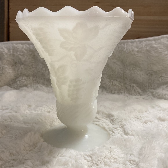 Milk glass vintage grape vine vase - Picture 3 of 3